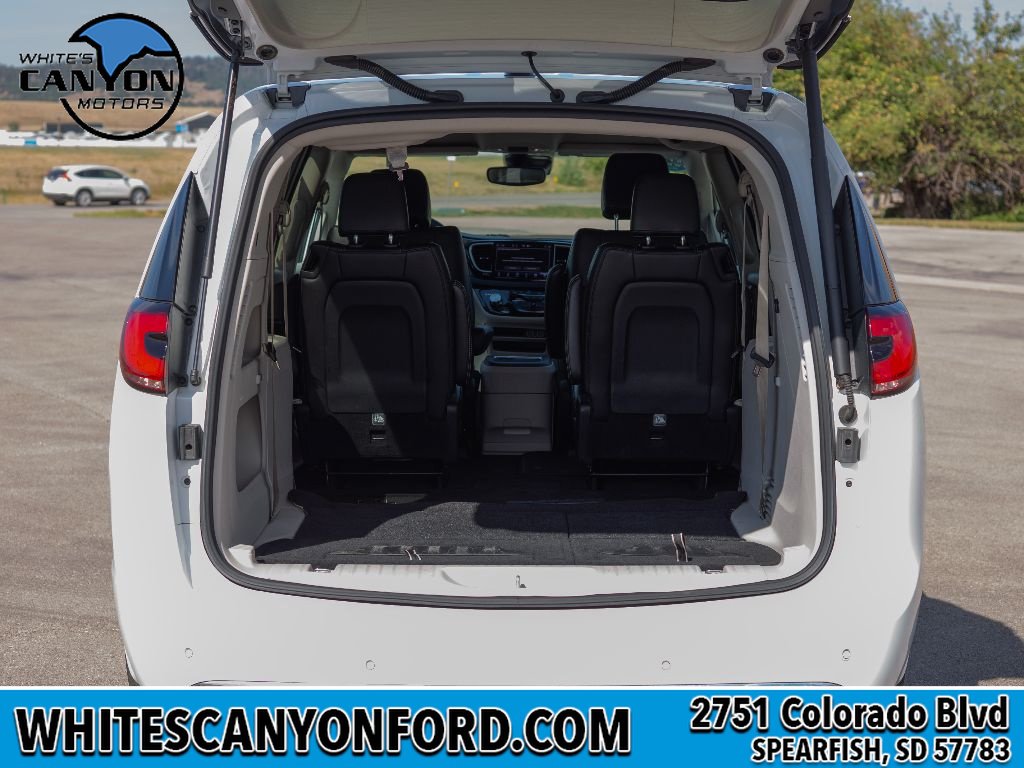 Used 2023 Chrysler Pacifica Touring-L FWD image 6