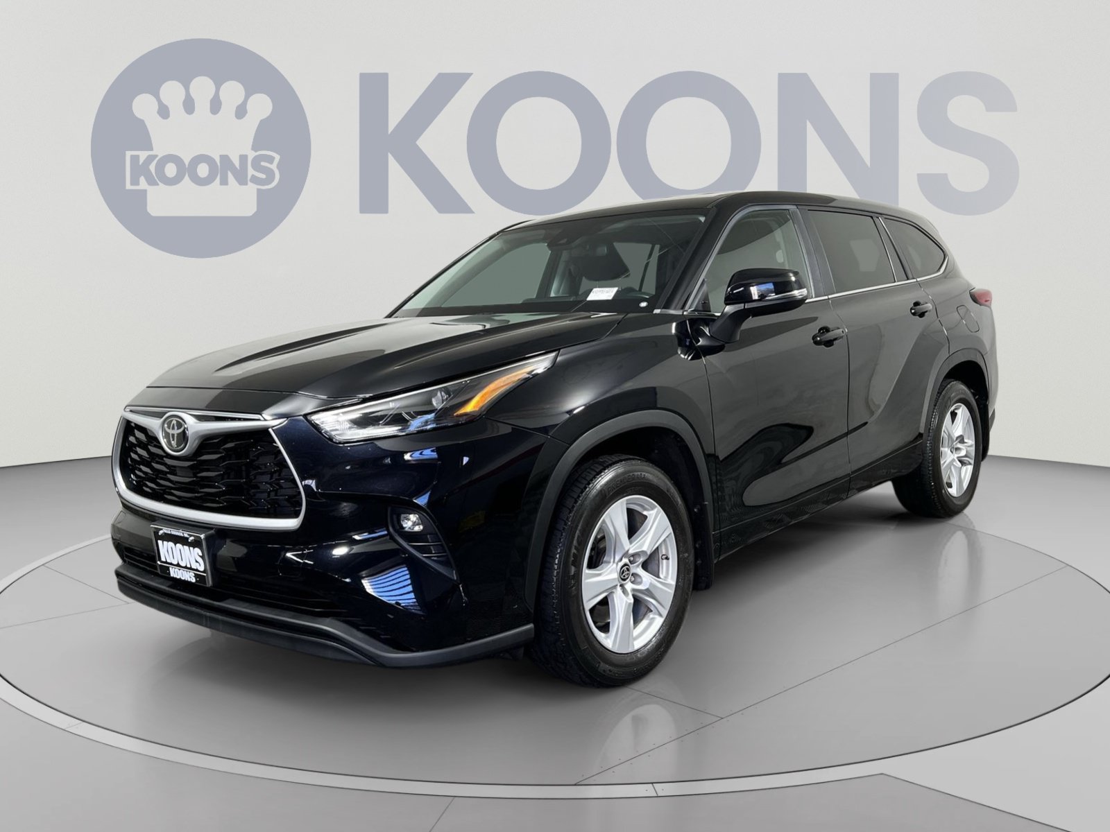 Used 2023 Toyota Highlander LE AWD/4WD image 1