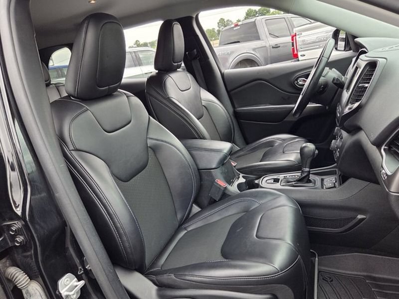 Used 2019 Jeep Cherokee Latitude Plus FWD image 18
