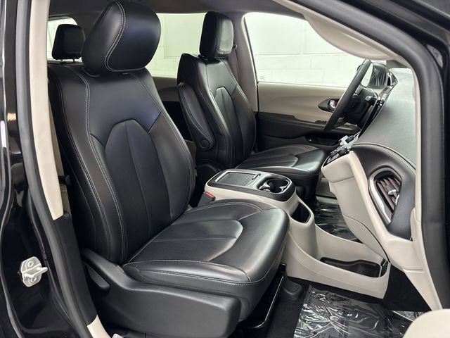 Used 2023 Chrysler Pacifica Touring-L image 15