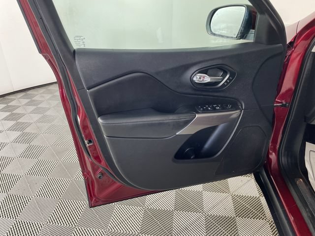 Used 2019 Jeep Cherokee Limited w/ Technology Group AWD/4WD image 19