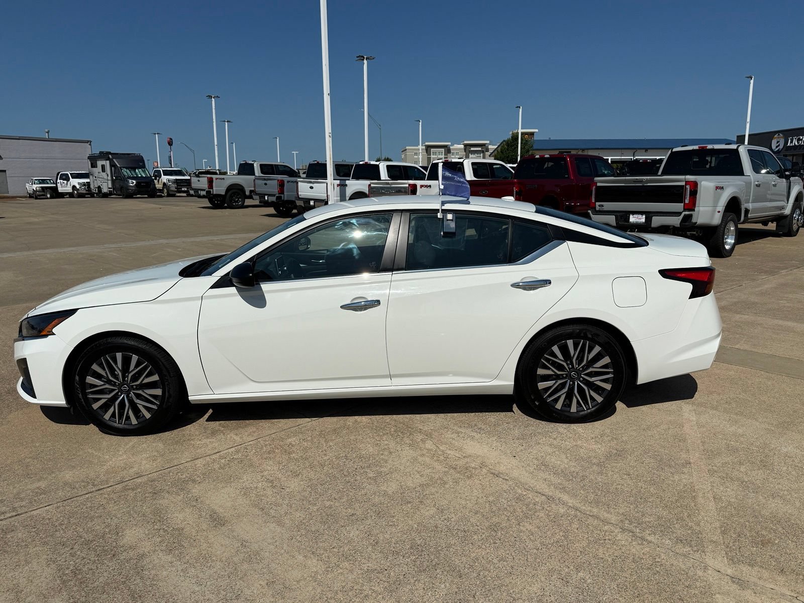 Used 2025 Nissan Altima 2.5 SV FWD image 8