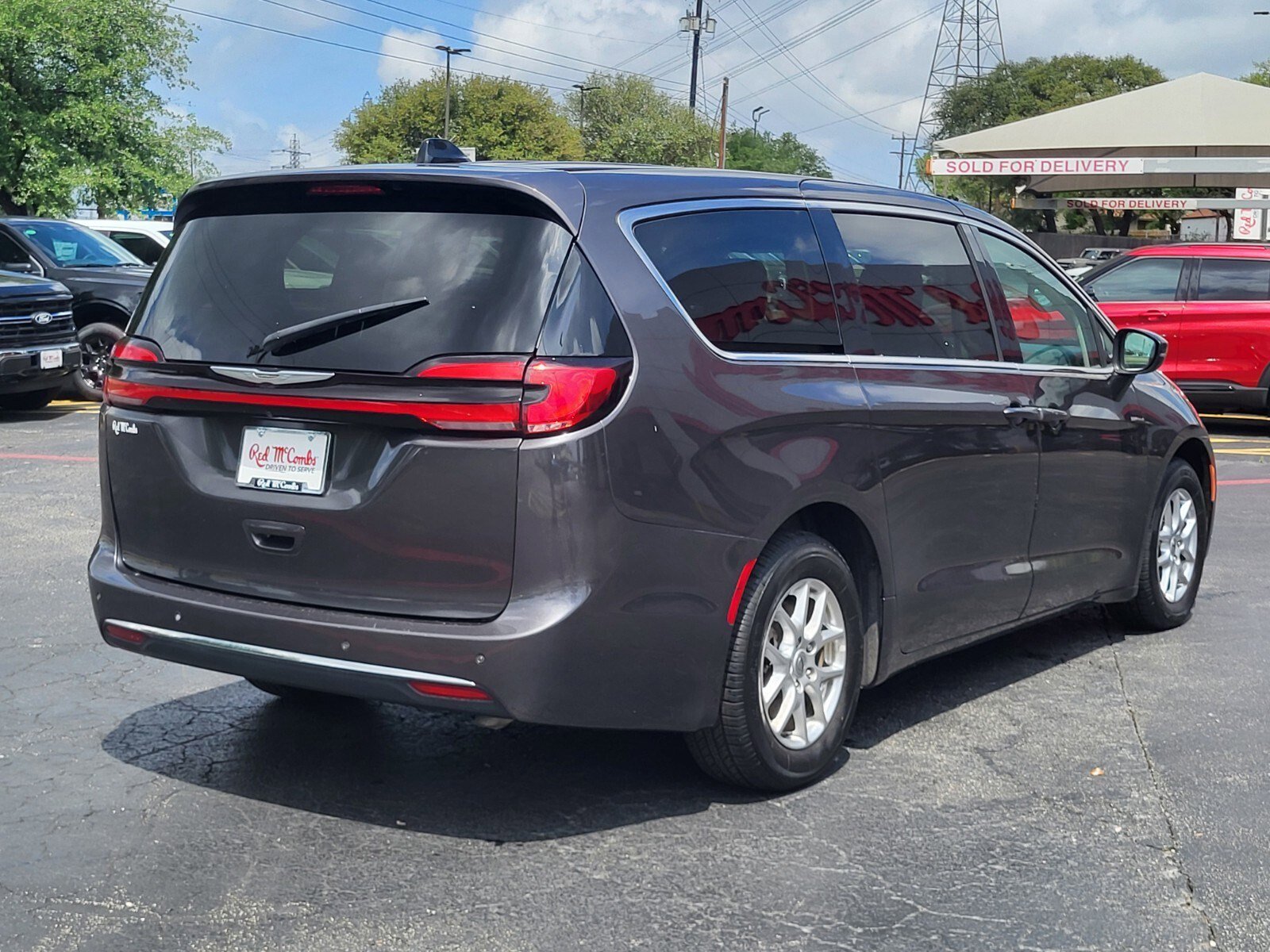 Used 2023 Chrysler Pacifica Touring-L FWD image 4