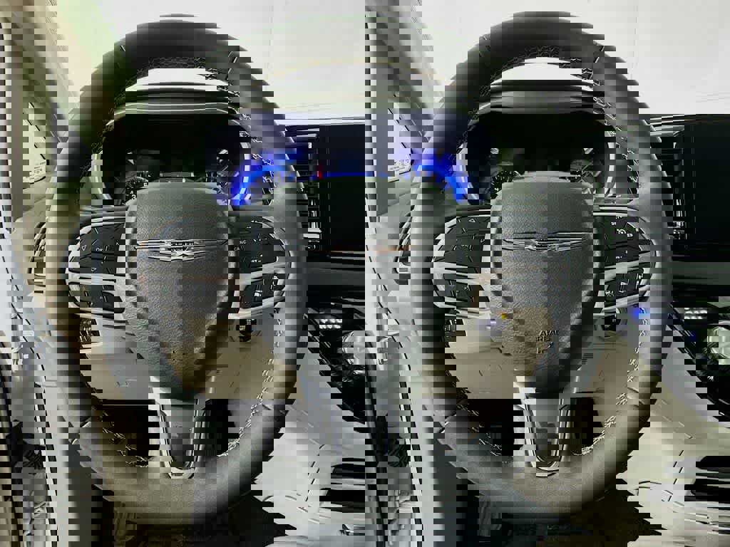 Used 2024 Chrysler Pacifica Touring-L image 16