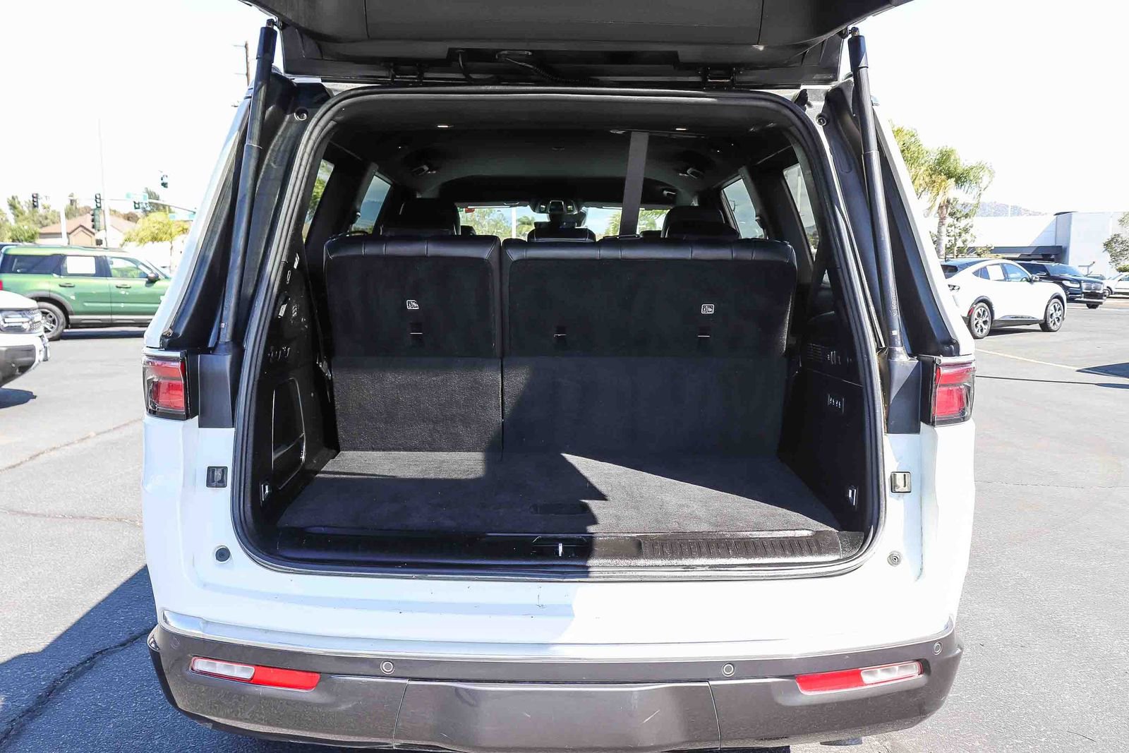 Used 2022 Jeep Wagoneer Series III w/ Flexible Seating Group AWD/4WD image 27