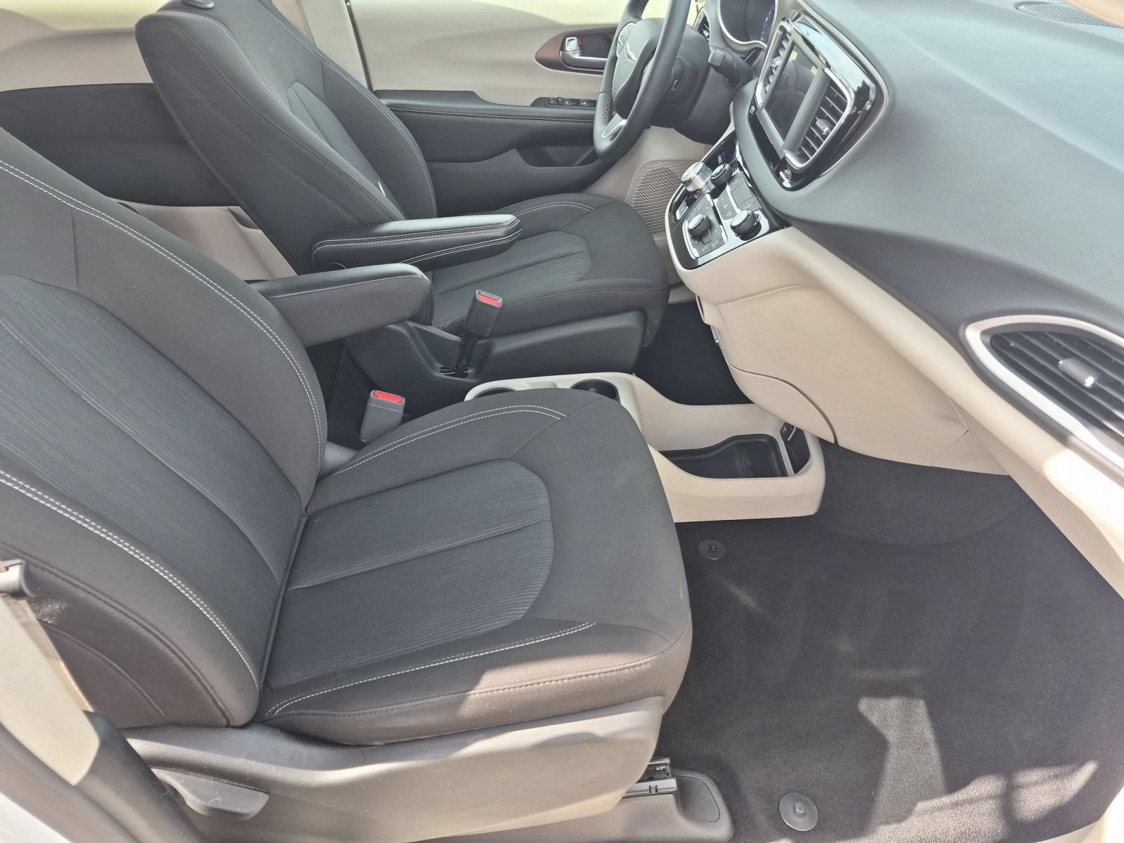 Used 2024 Chrysler Voyager LX FWD image 30