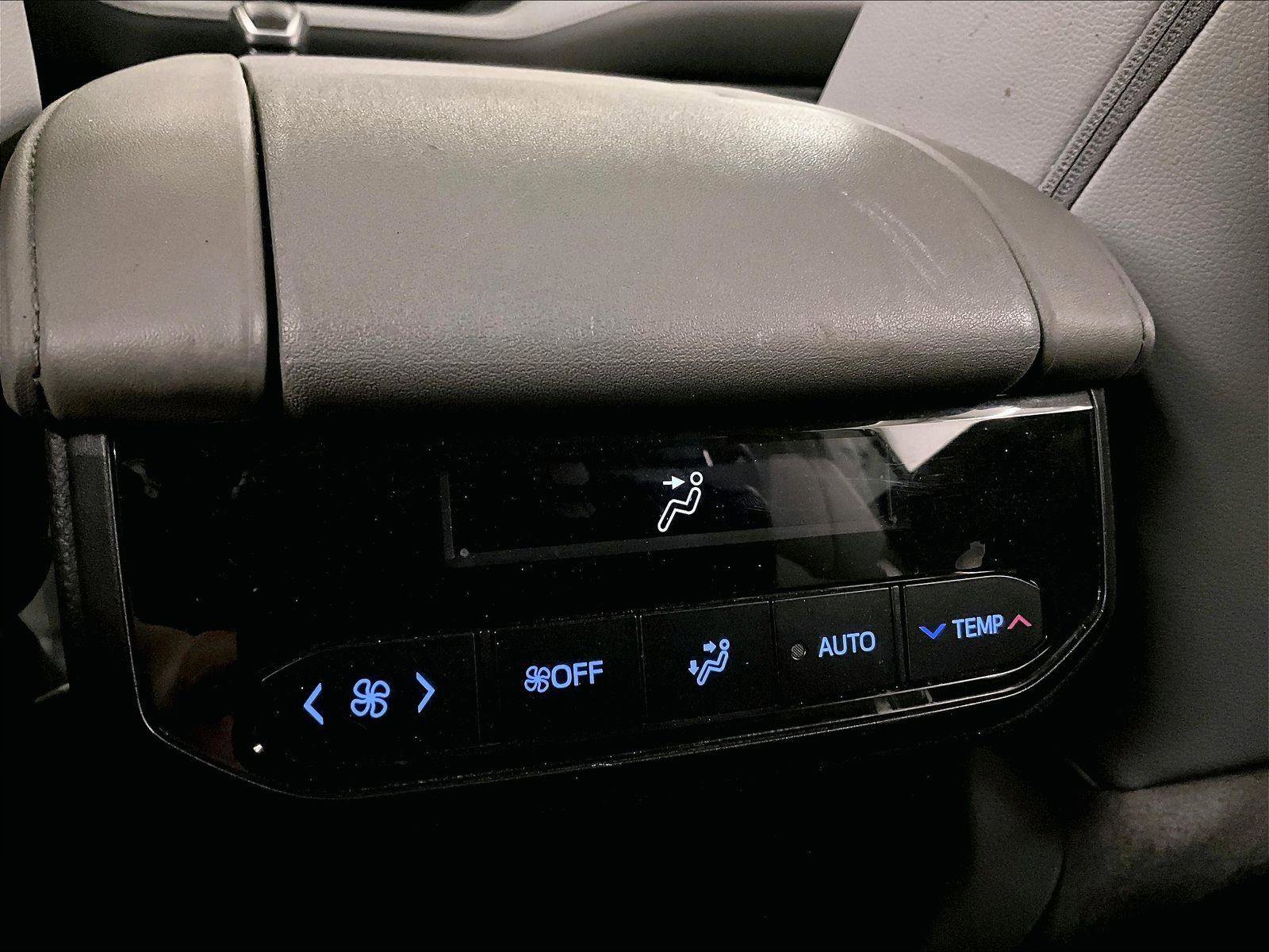 Used 2020 Toyota Highlander XLE AWD/4WD image 33