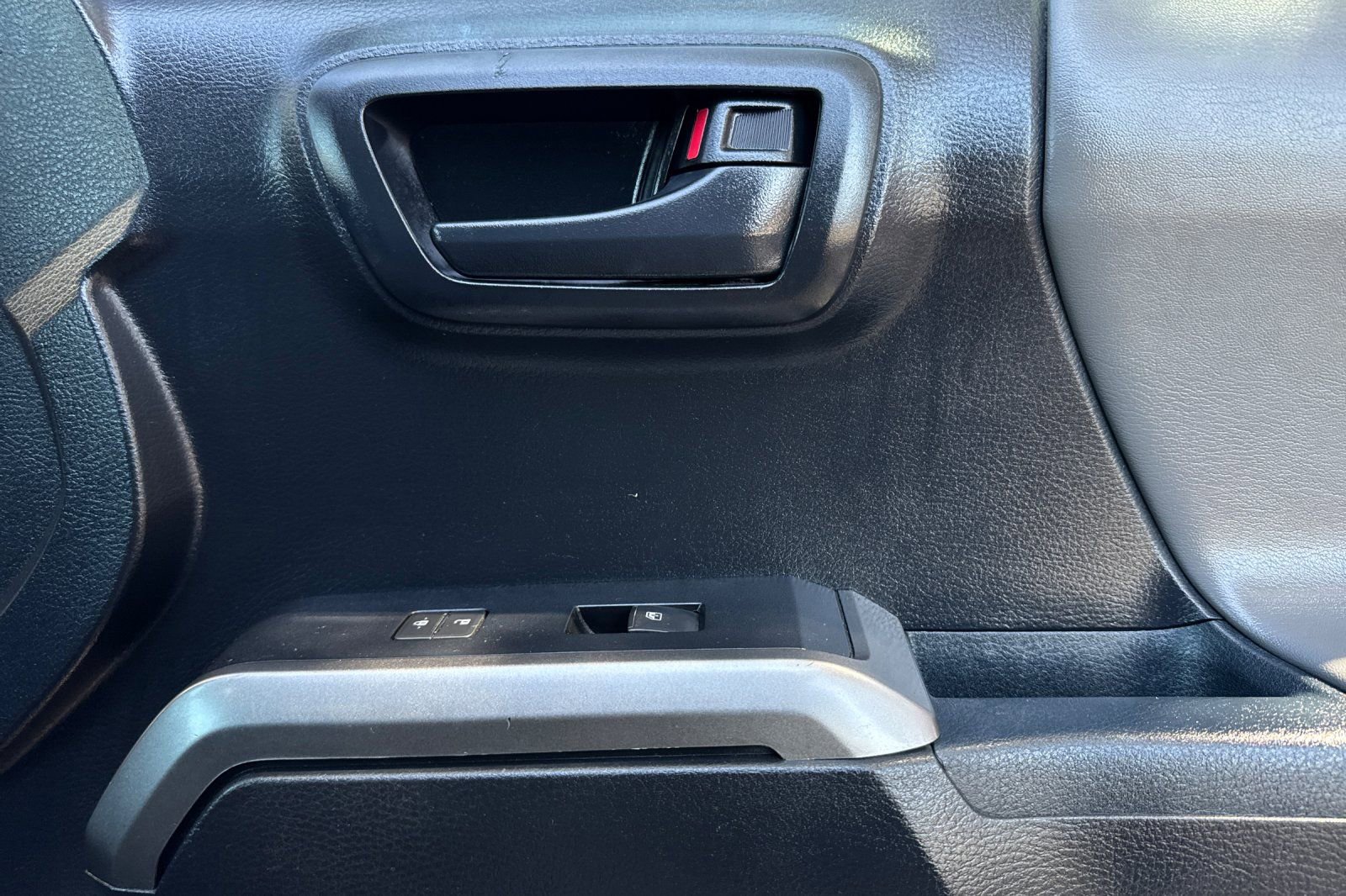 Used 2018 Toyota Tacoma SR5 RWD image 12