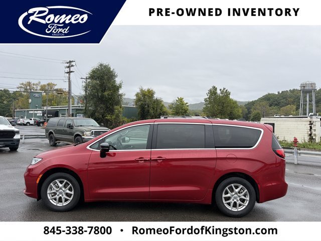 Used 2024 Chrysler Pacifica Touring-L FWD image 8