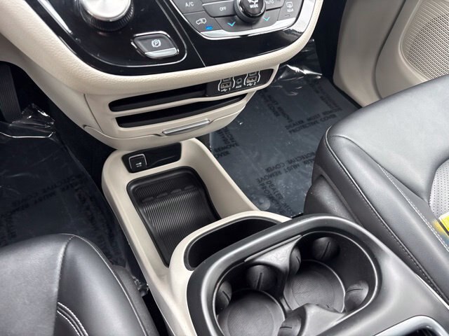 Used 2024 Chrysler Pacifica Limited FWD image 26