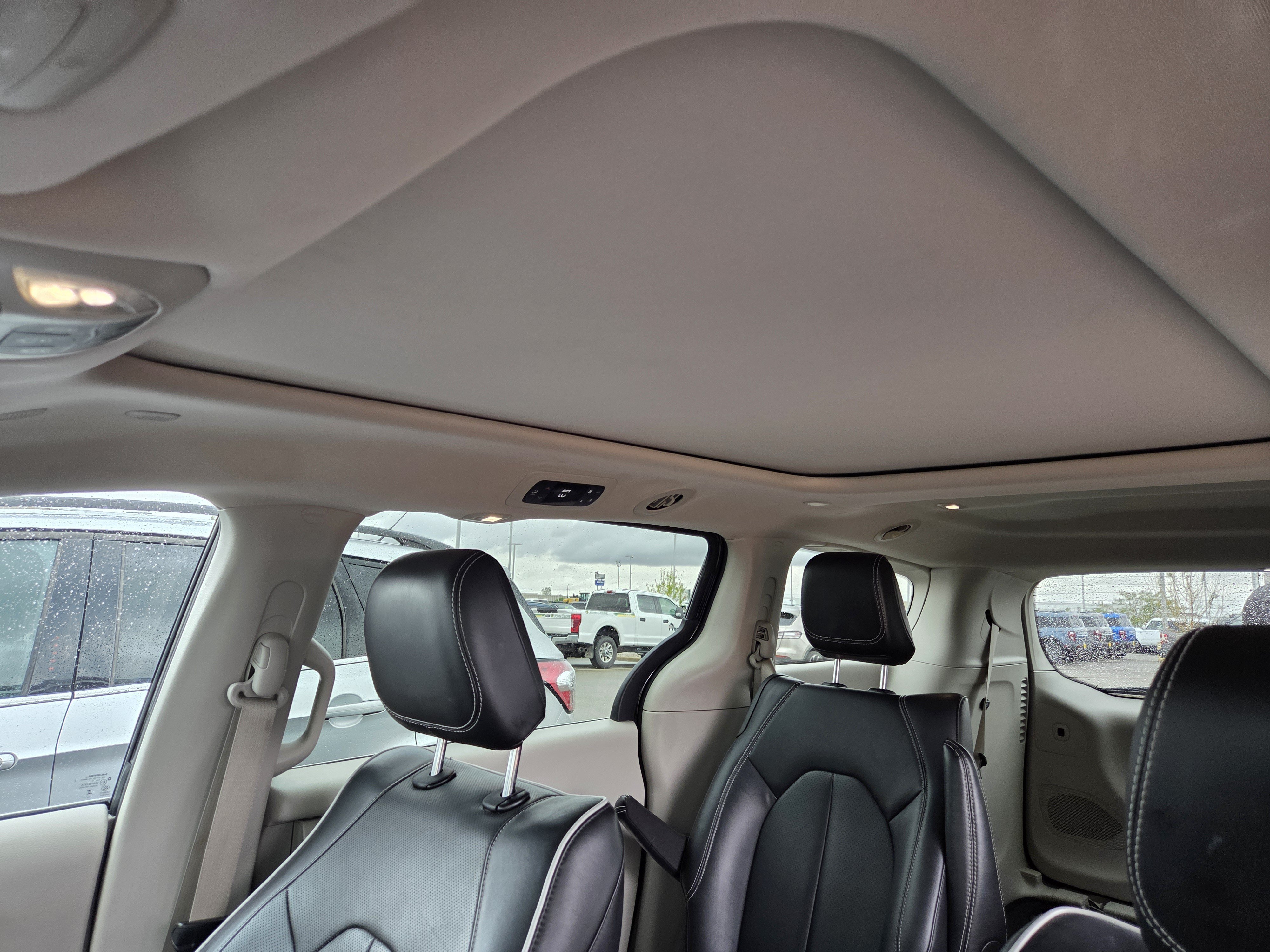 Used 2023 Chrysler Pacifica Limited FWD image 23
