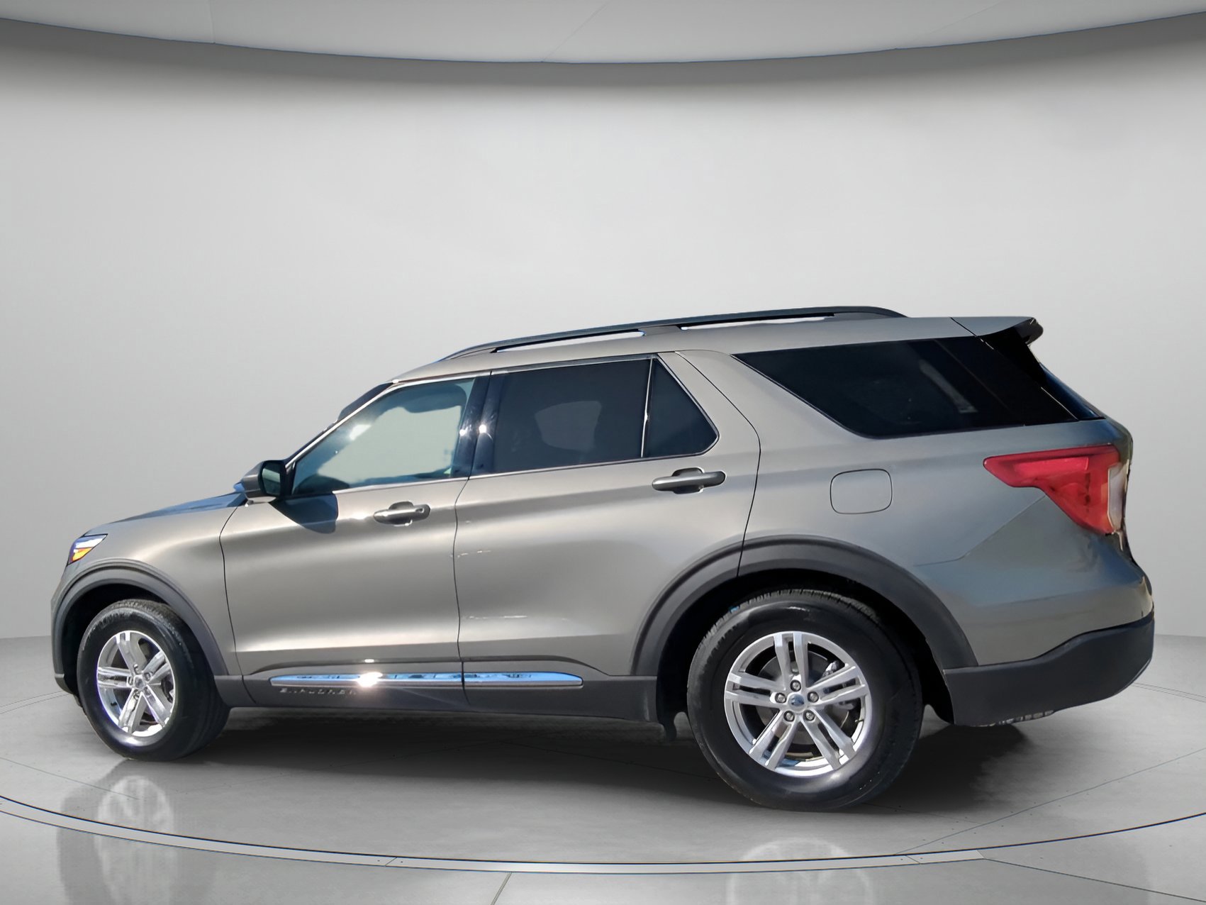 Certified 2020 Ford Explorer XLT w/ Equipment Group 202A image 9