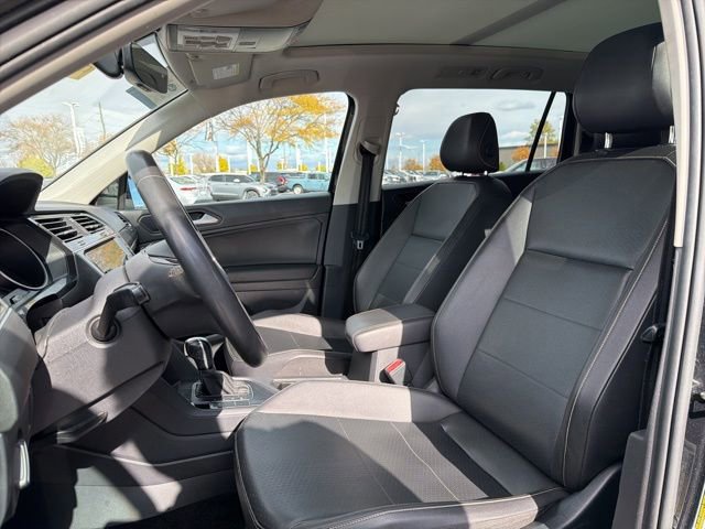 Used 2021 Volkswagen Tiguan SE w/ Panoramic Sunroof Package image 23