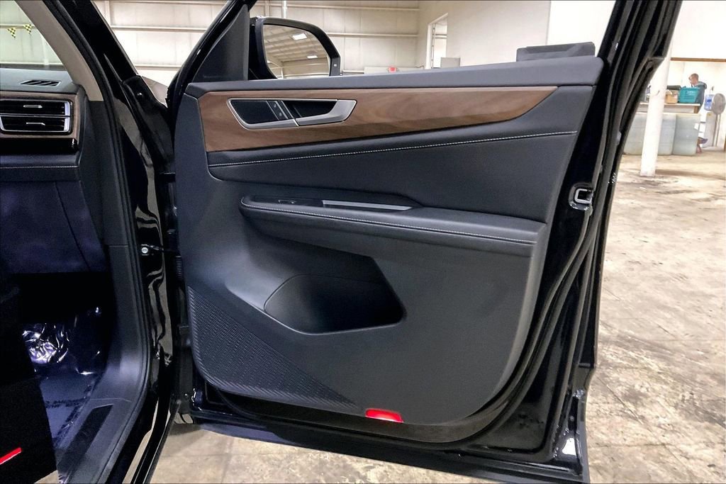 Used 2025 Volkswagen Atlas SE image 22