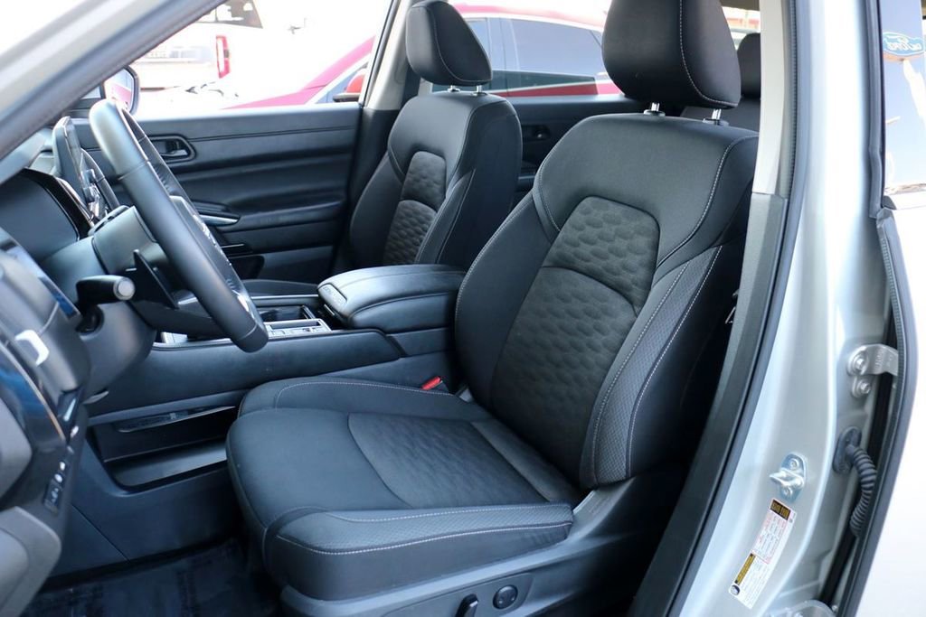 Used 2025 Nissan Pathfinder SV image 18