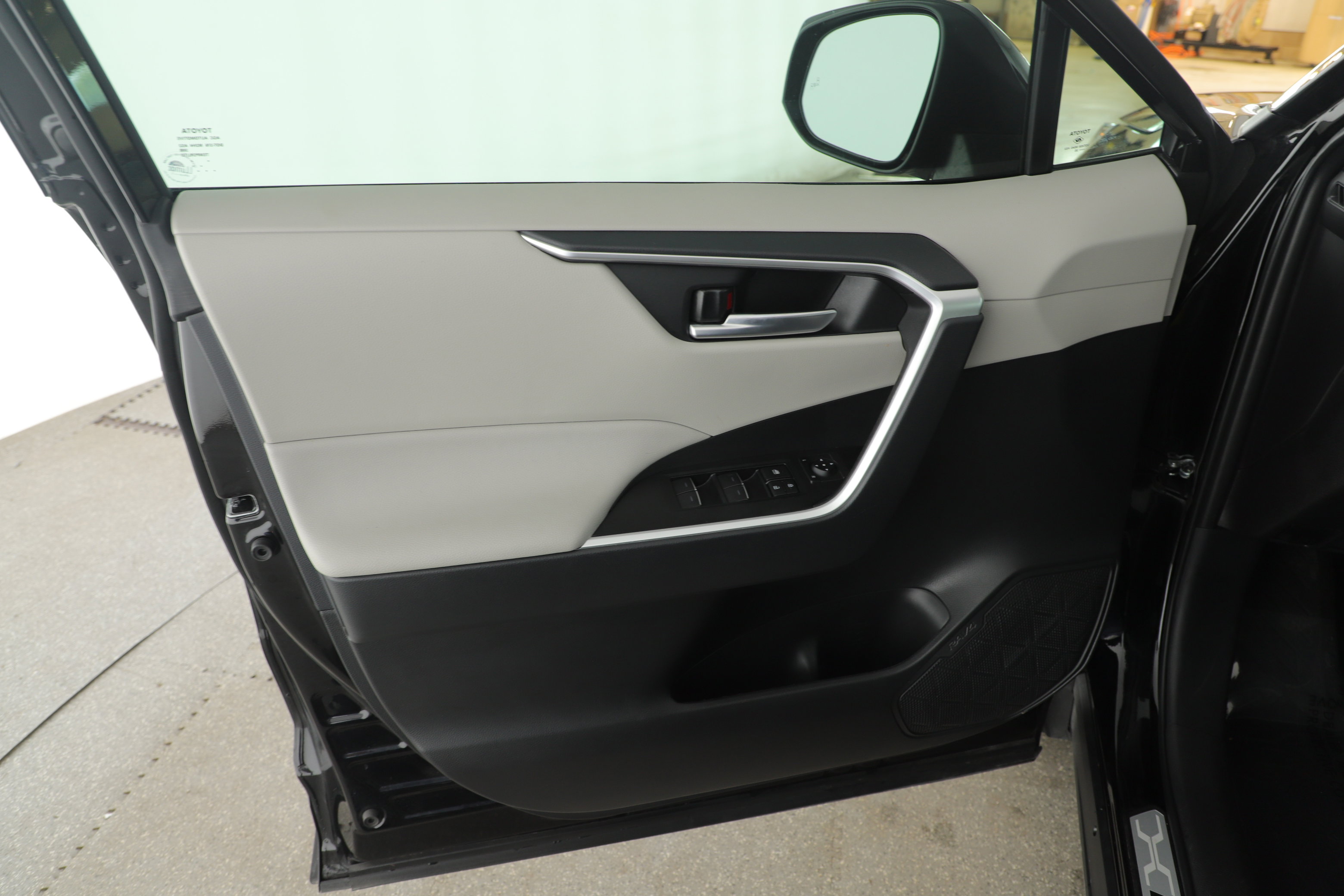 Used 2025 Toyota RAV4 XLE Premium FWD image 8