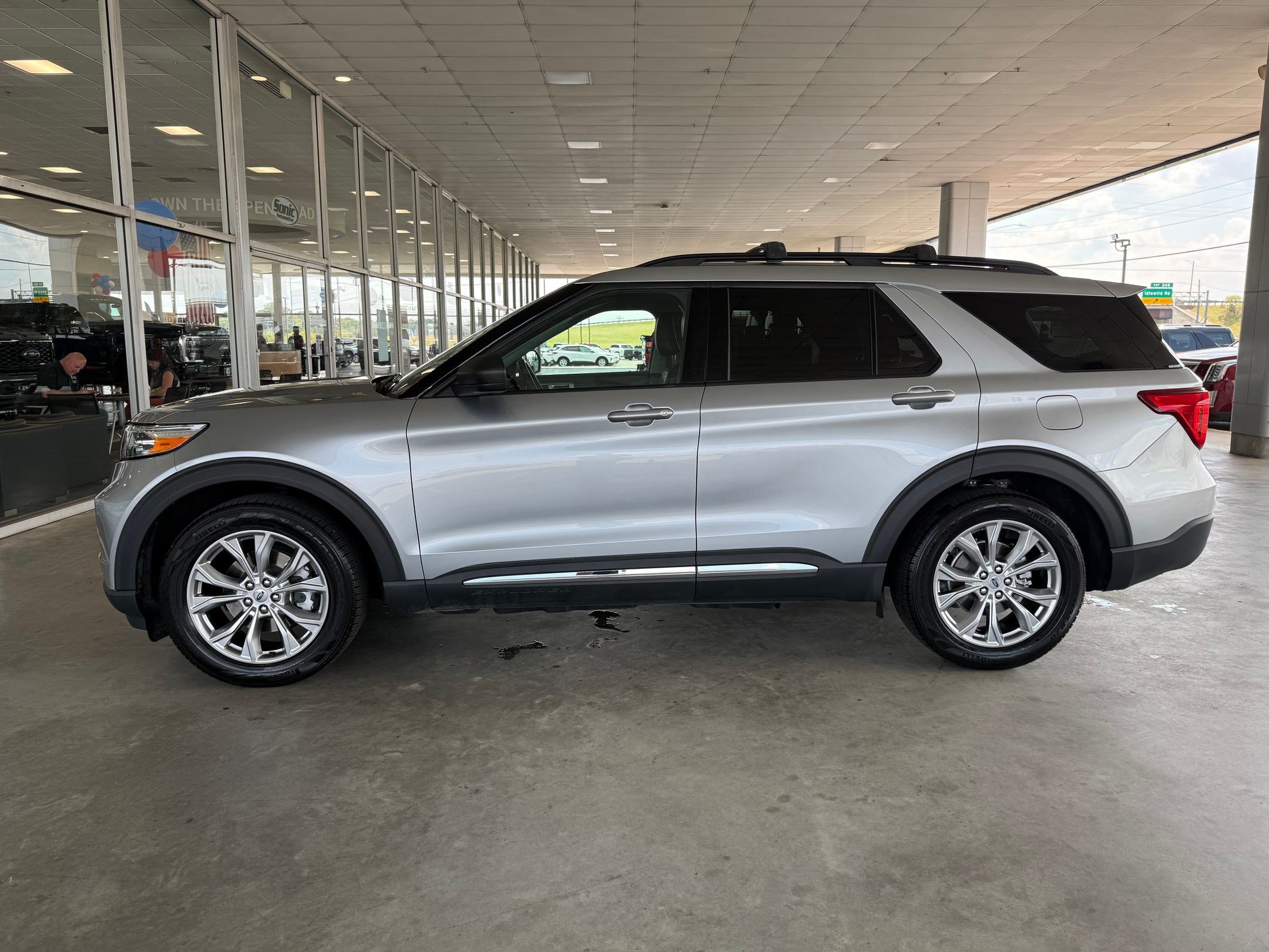 Certified 2024 Ford Explorer XLT w/ Equipment Group 202A RWD image 2