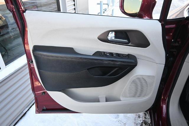 Used 2017 Chrysler Pacifica Touring-L Plus image 19