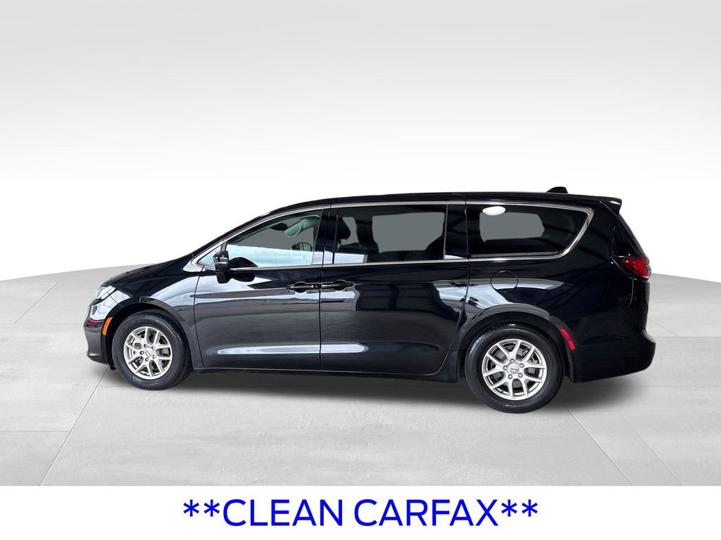 Used 2024 Chrysler Pacifica Touring-L image 2