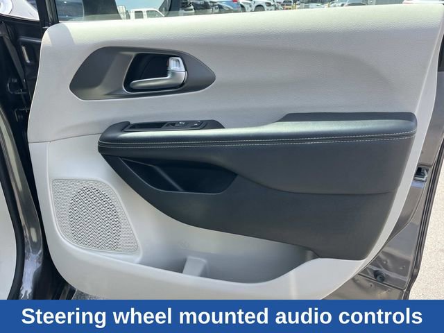 Used 2023 Chrysler Pacifica Touring-L FWD image 28