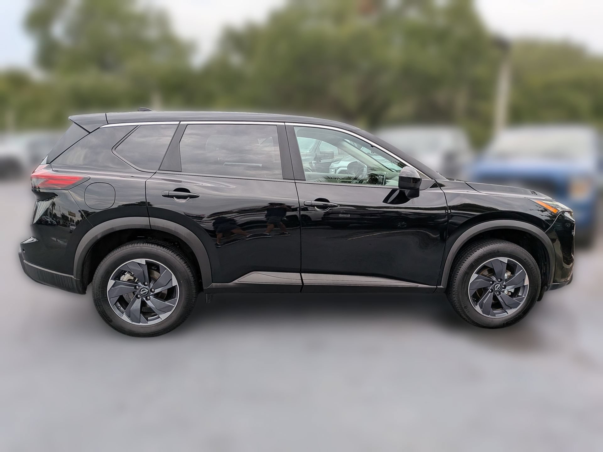 Used 2025 Nissan Rogue SV FWD image 3