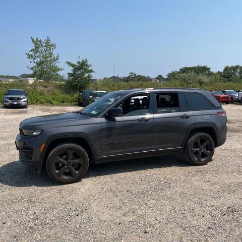 Used 2024 Jeep Grand Cherokee Altitude AWD/4WD image 7