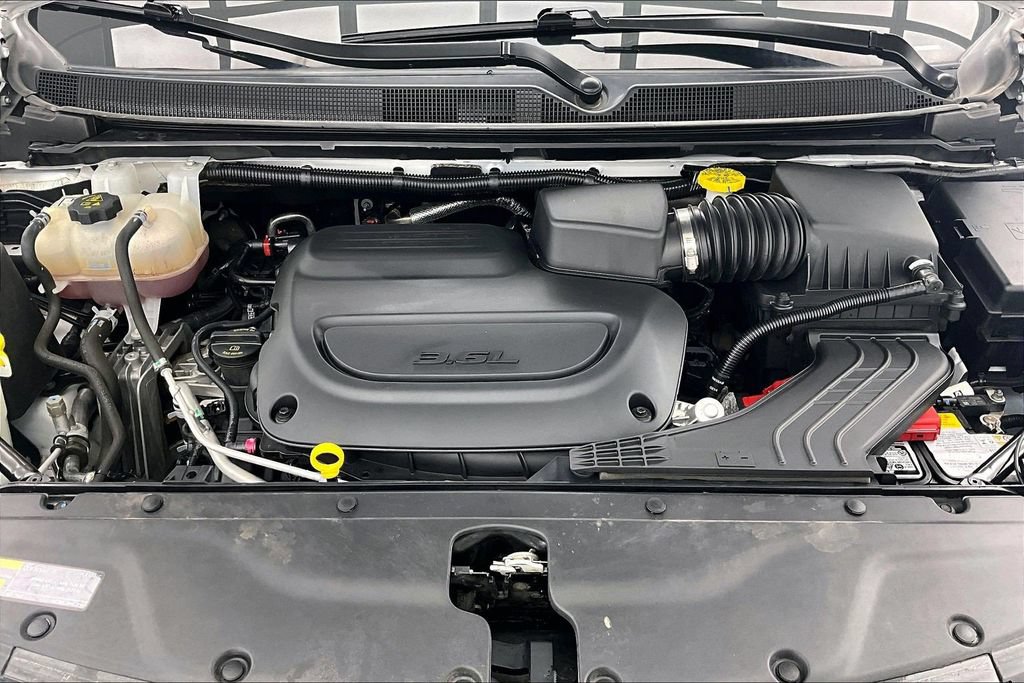 Used 2024 Chrysler Pacifica Touring-L FWD image 10