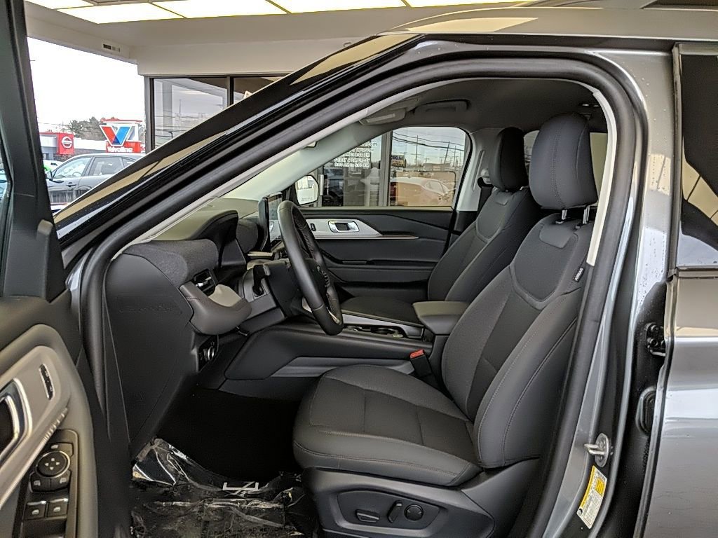 Certified 2025 Ford Explorer Active image 12