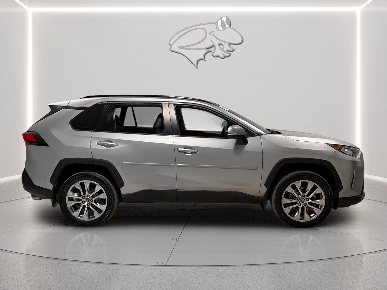 Used 2020 Toyota RAV4 XLE Premium AWD/4WD image 6