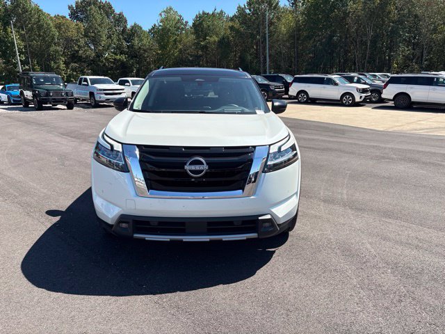 Used 2024 Nissan Pathfinder Platinum FWD image 2