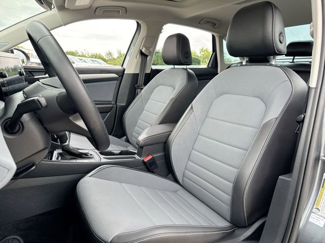 Used 2025 Volkswagen Jetta SE w/ Sunroof Package FWD image 11