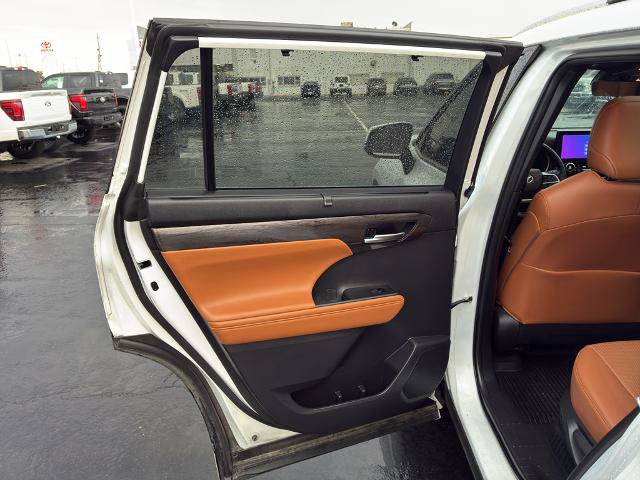 Used 2023 Toyota Highlander Platinum AWD/4WD image 20