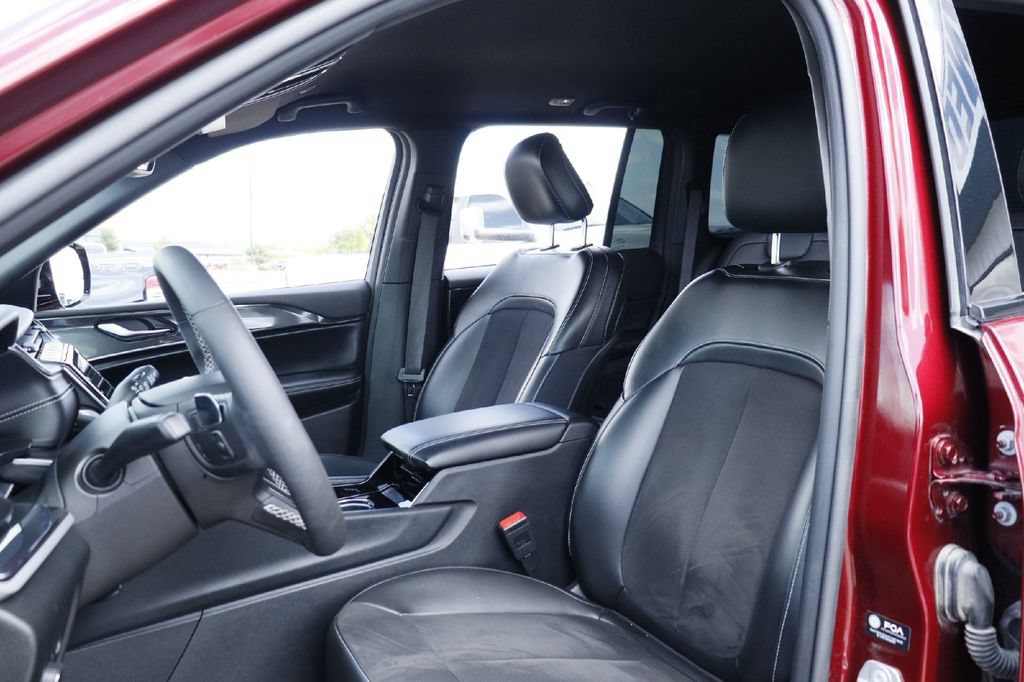 Used 2023 Jeep Grand Cherokee Laredo RWD image 5