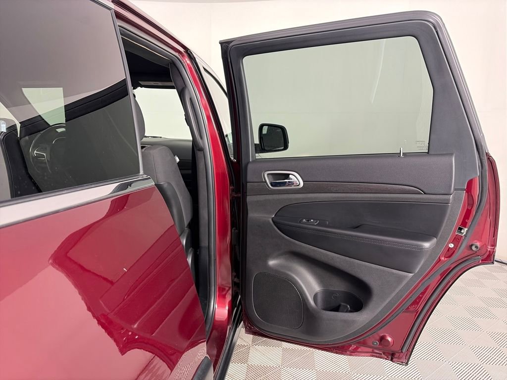 Used 2018 Jeep Grand Cherokee Laredo AWD/4WD image 28
