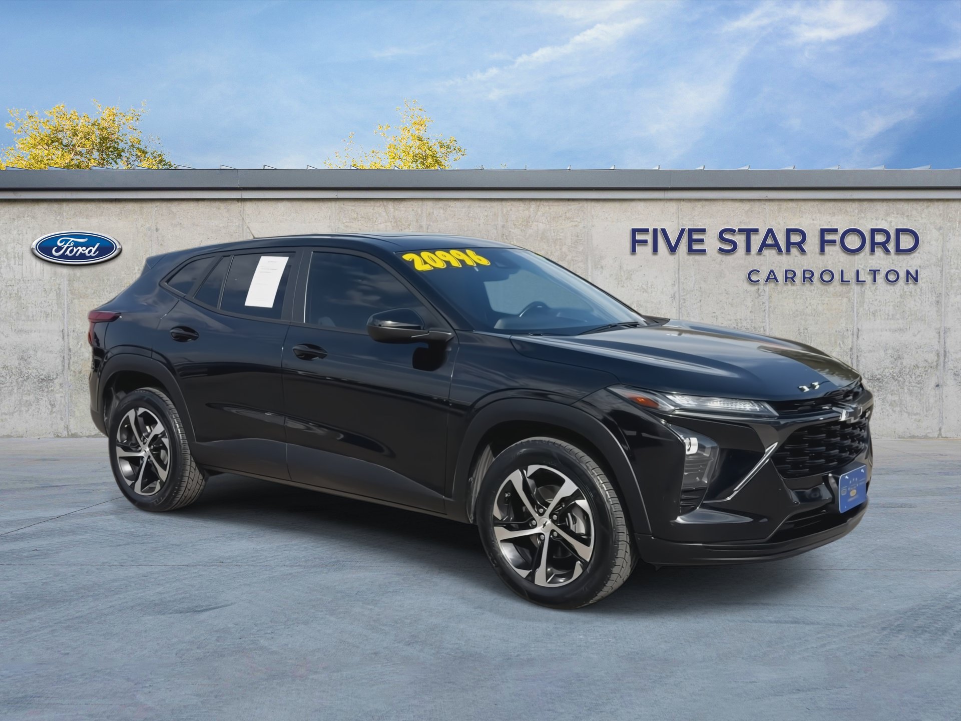 Used 2024 Chevrolet Trax RS w/ Sunroof Package FWD image 2