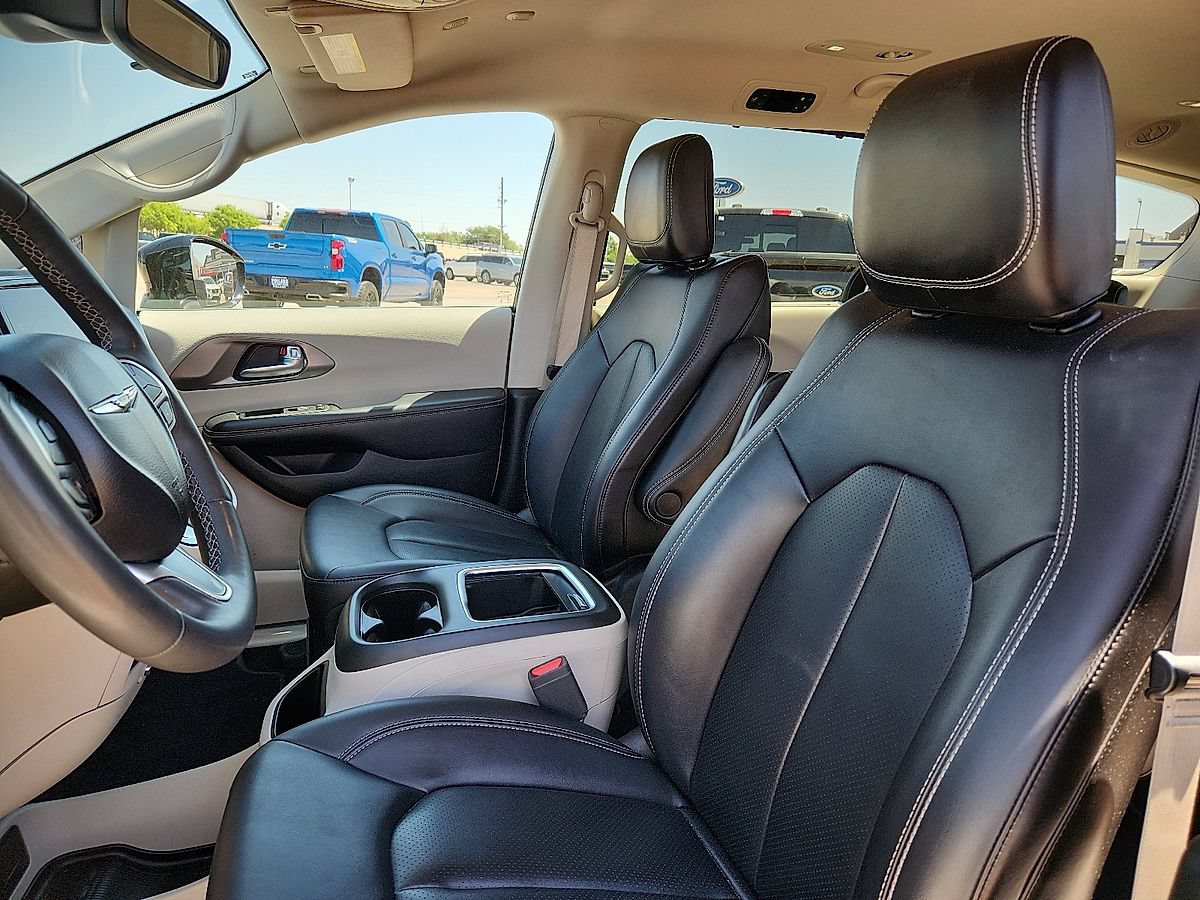 Used 2024 Chrysler Pacifica Touring-L FWD image 7