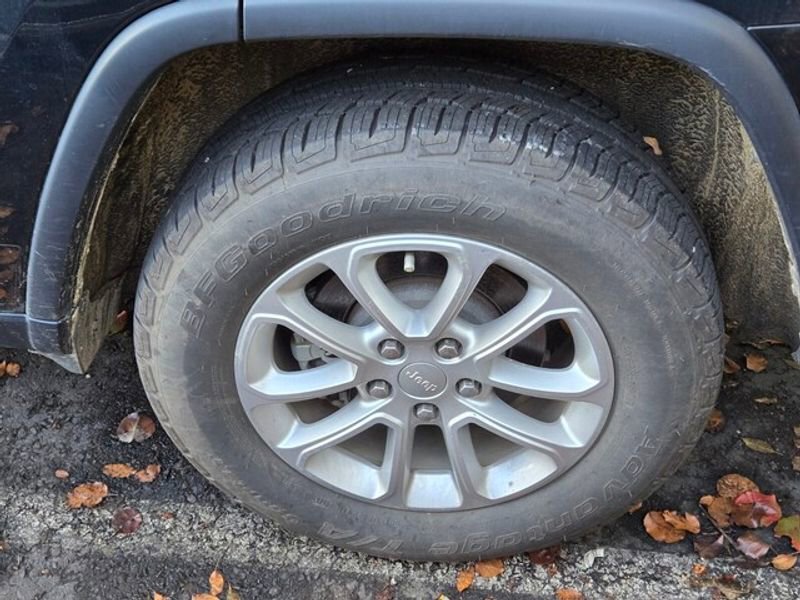 Used 2022 Jeep Grand Cherokee Laredo E w/ Security & Convenience Group image 5