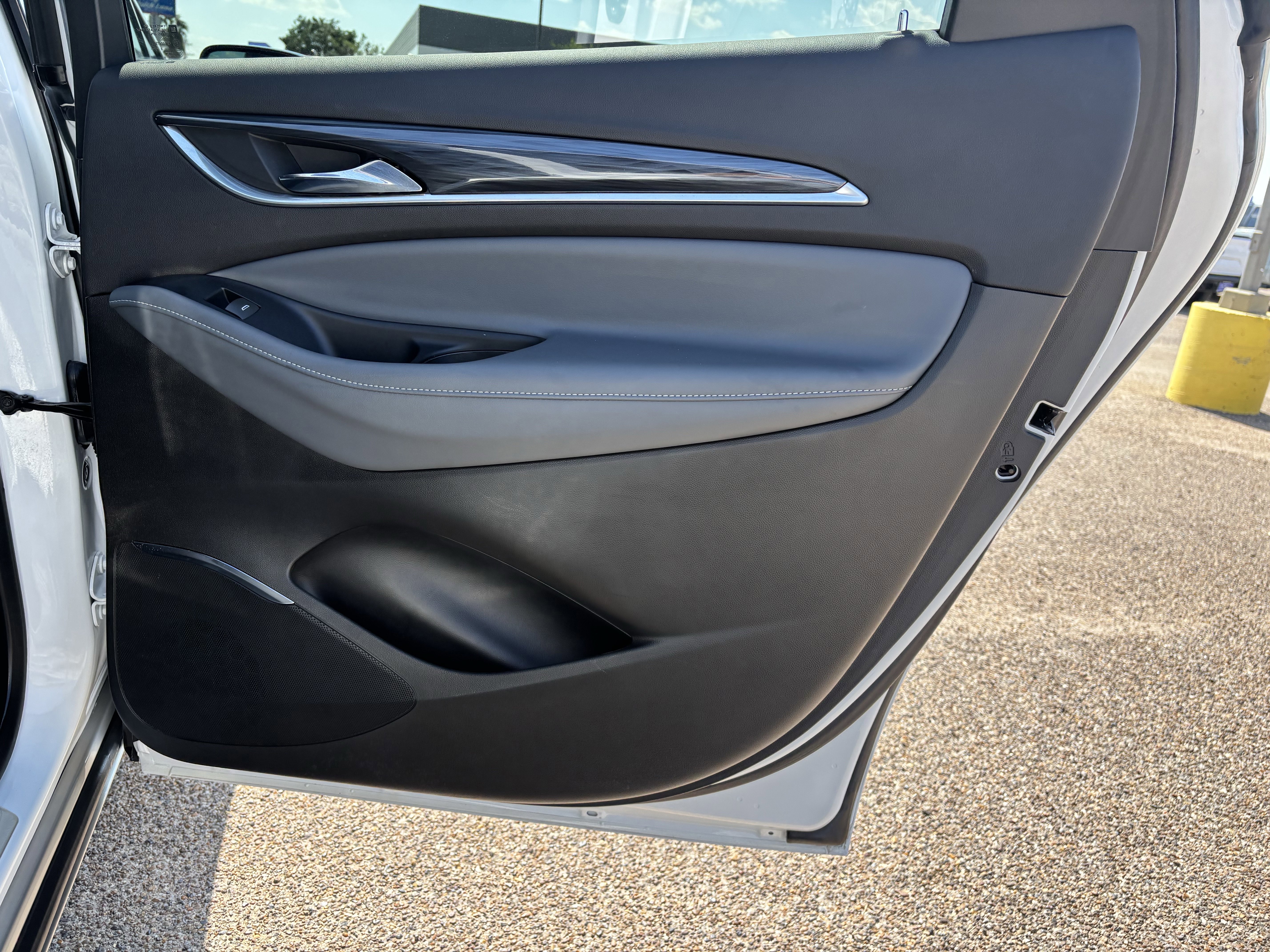 Used 2023 Buick Enclave Essence image 21