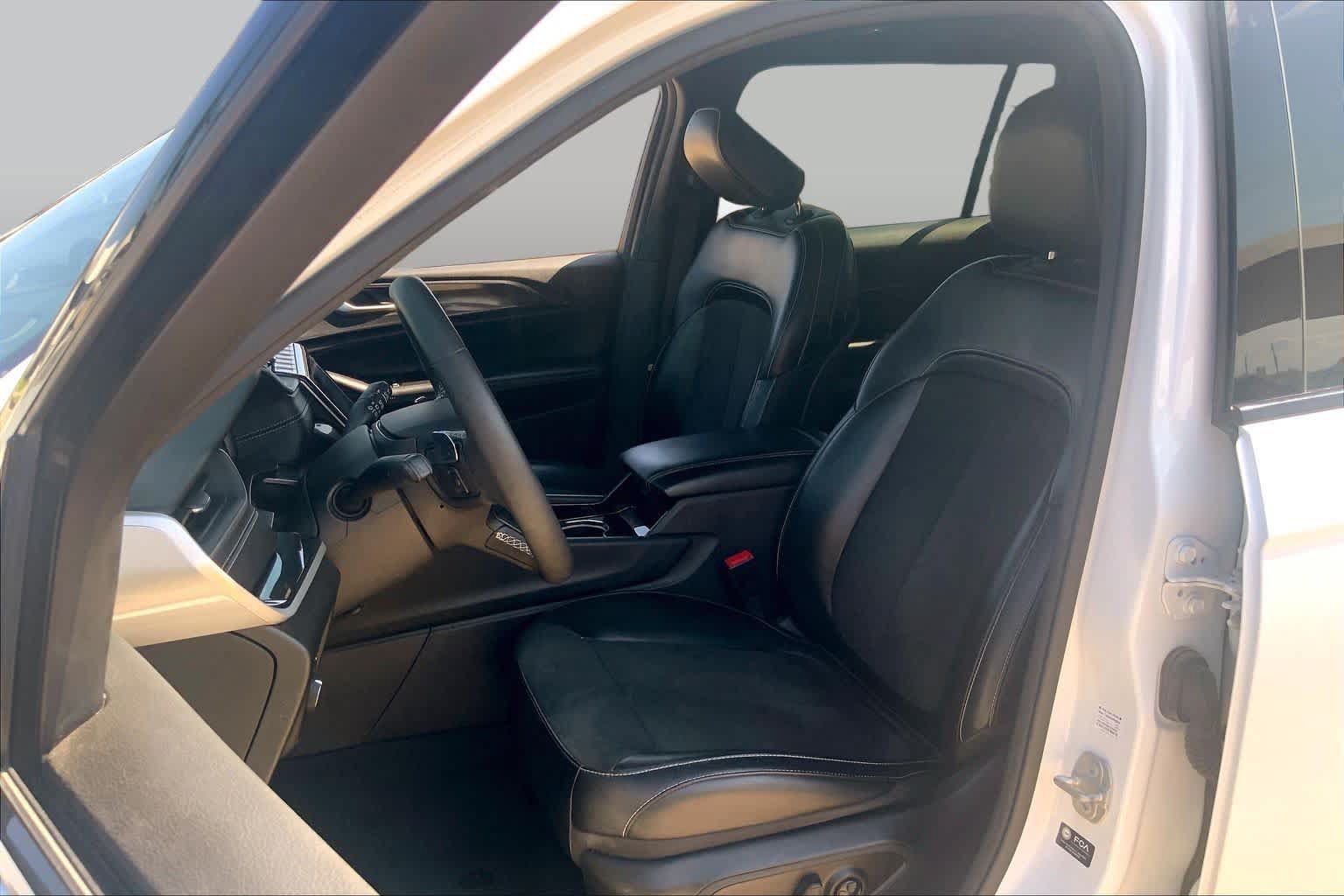 Used 2023 Jeep Grand Cherokee L Laredo AWD/4WD image 8