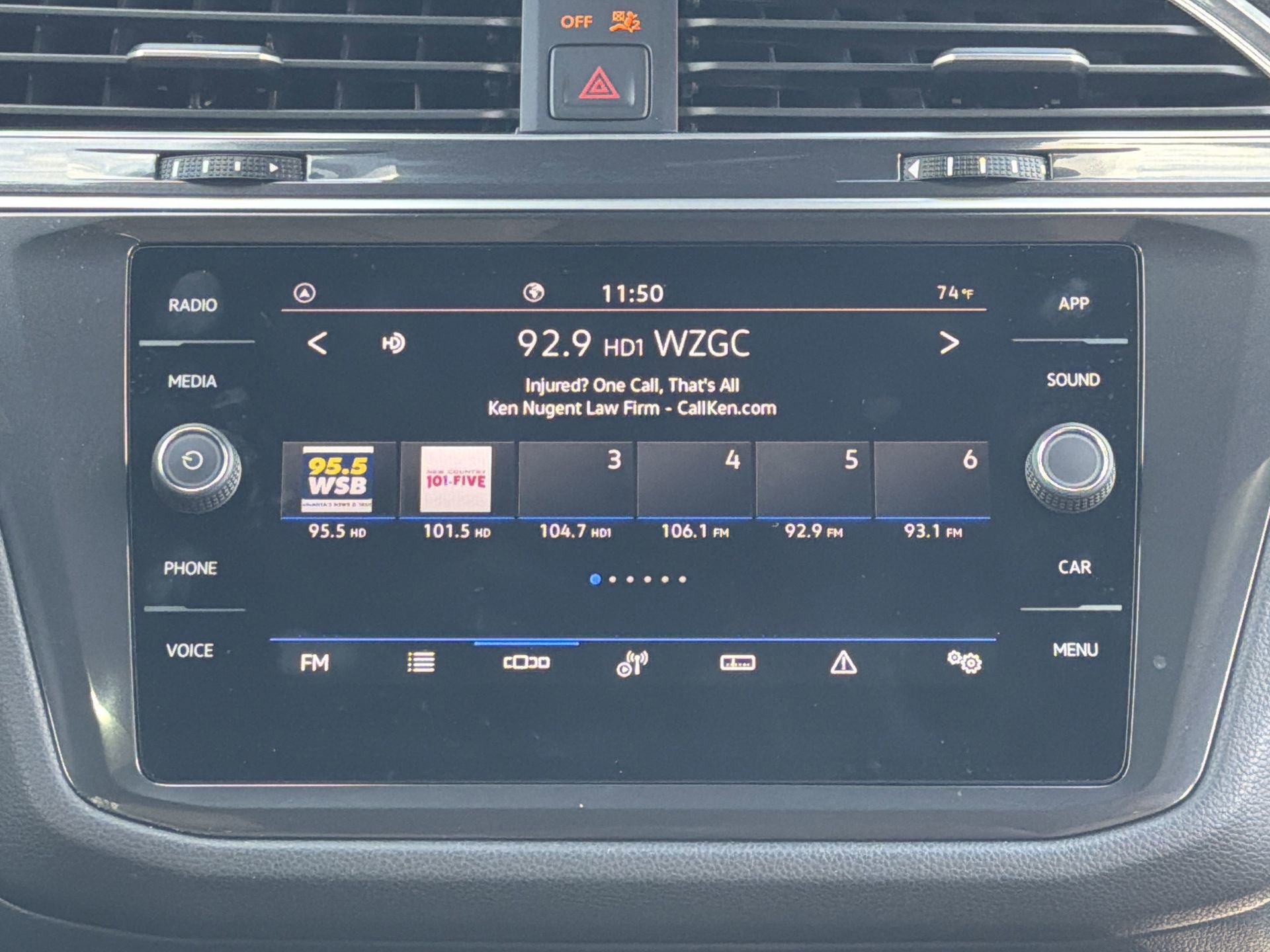 Used 2024 Volkswagen Tiguan SE w/ Panoramic Sunroof Package image 3