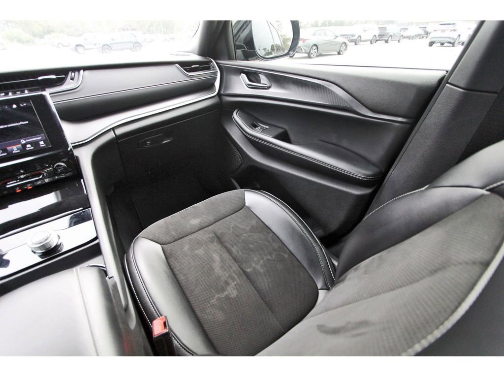 Used 2023 Jeep Grand Cherokee L Laredo image 14