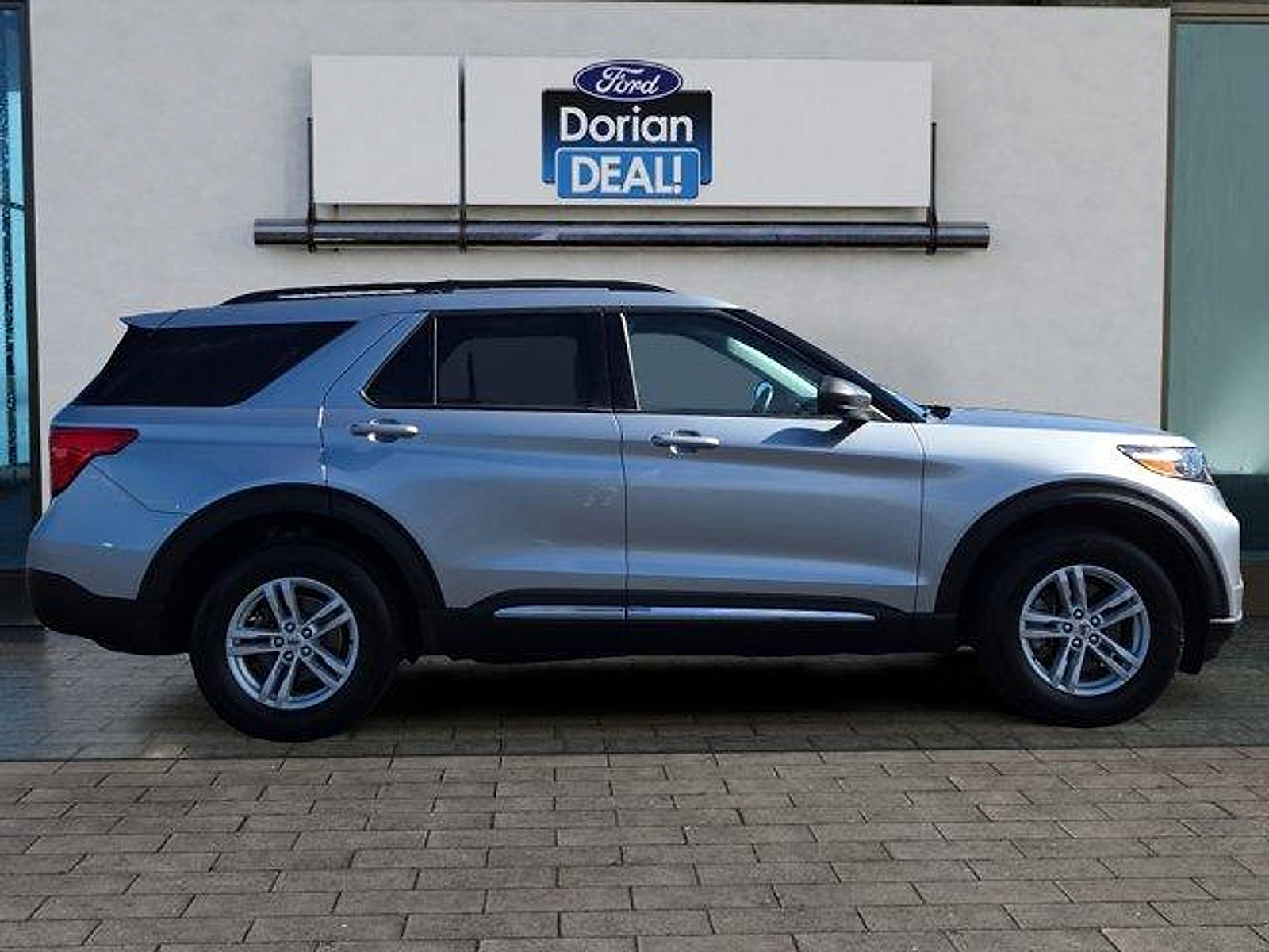 Certified 2023 Ford Explorer XLT w/ Equipment Group 202A AWD/4WD image 2