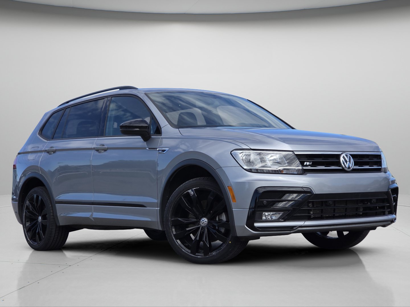Used 2021 Volkswagen Tiguan SE AWD/4WD image 2