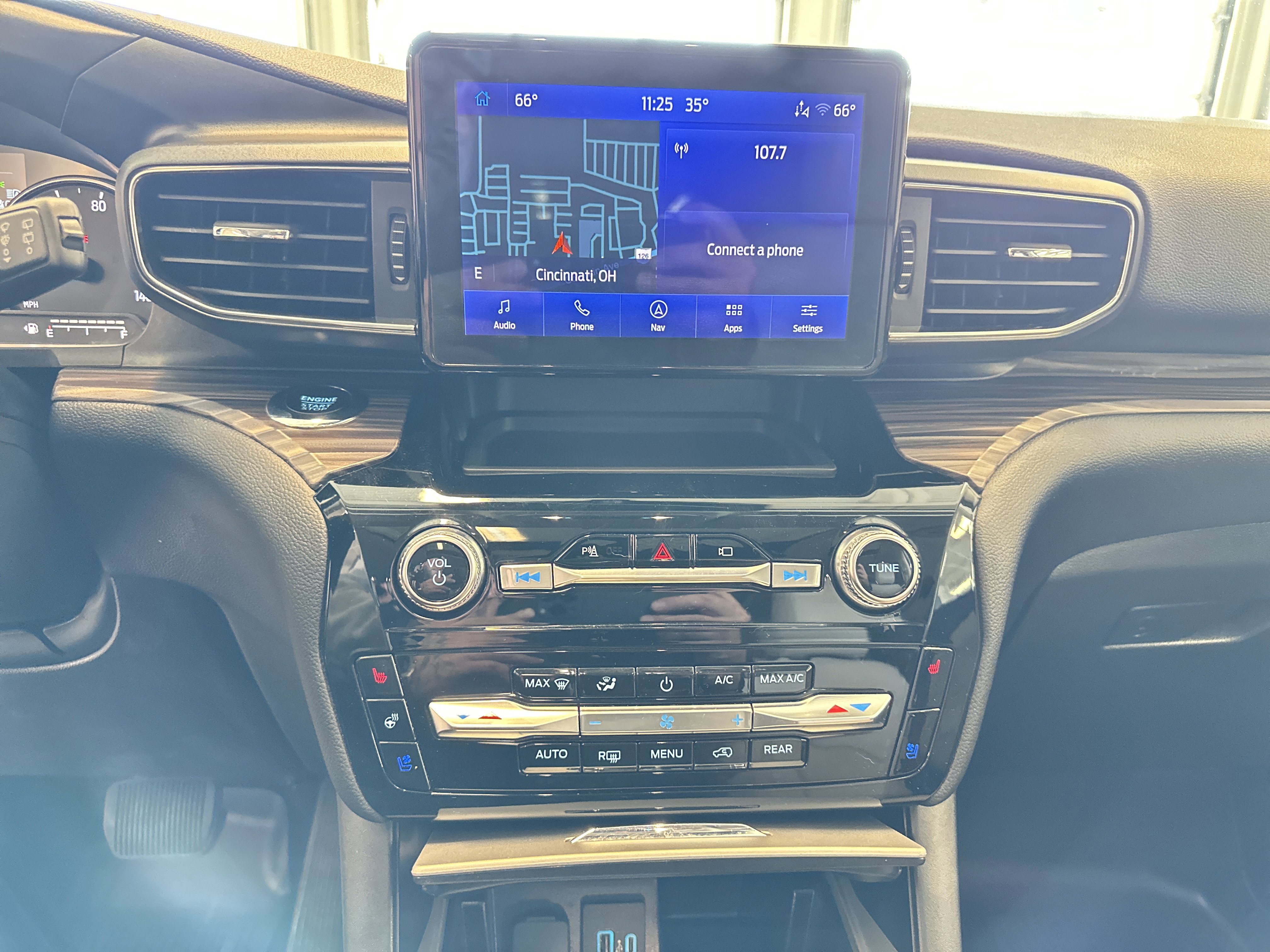 Certified 2023 Ford Explorer Limited w/ Equipment Group 301A image 3