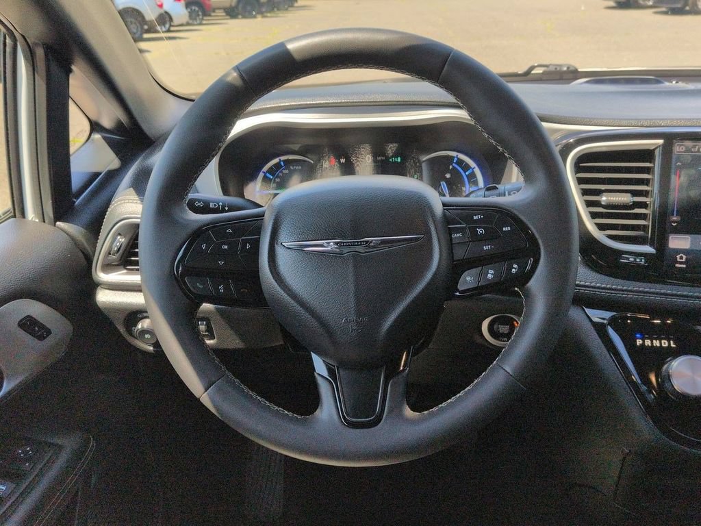 Used 2024 Chrysler Pacifica Limited FWD image 13