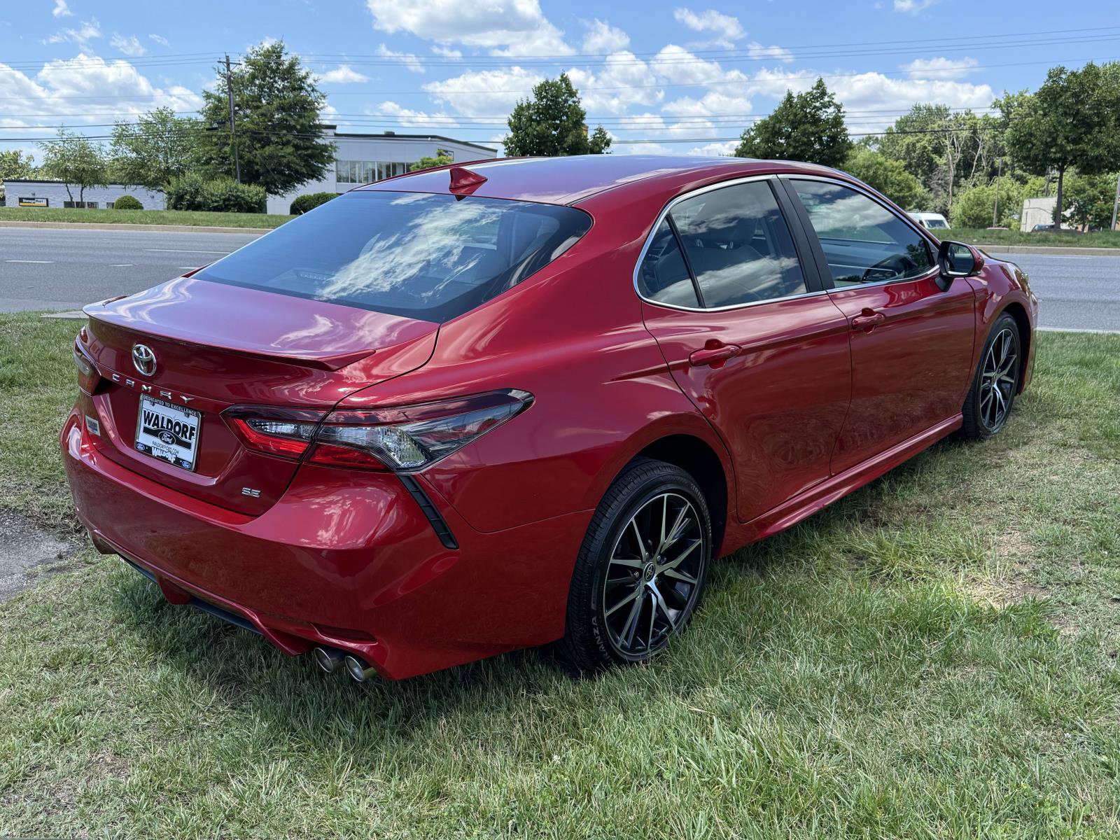 Used 2022 Toyota Camry SE FWD image 2
