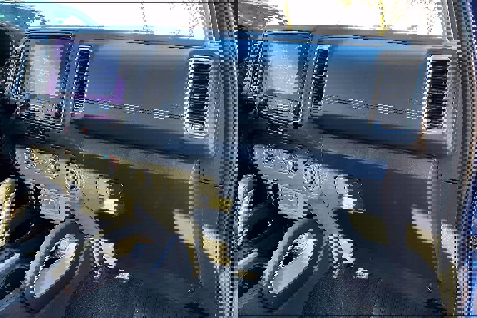 Used 2022 Nissan Frontier SV w/ Technology Package image 19