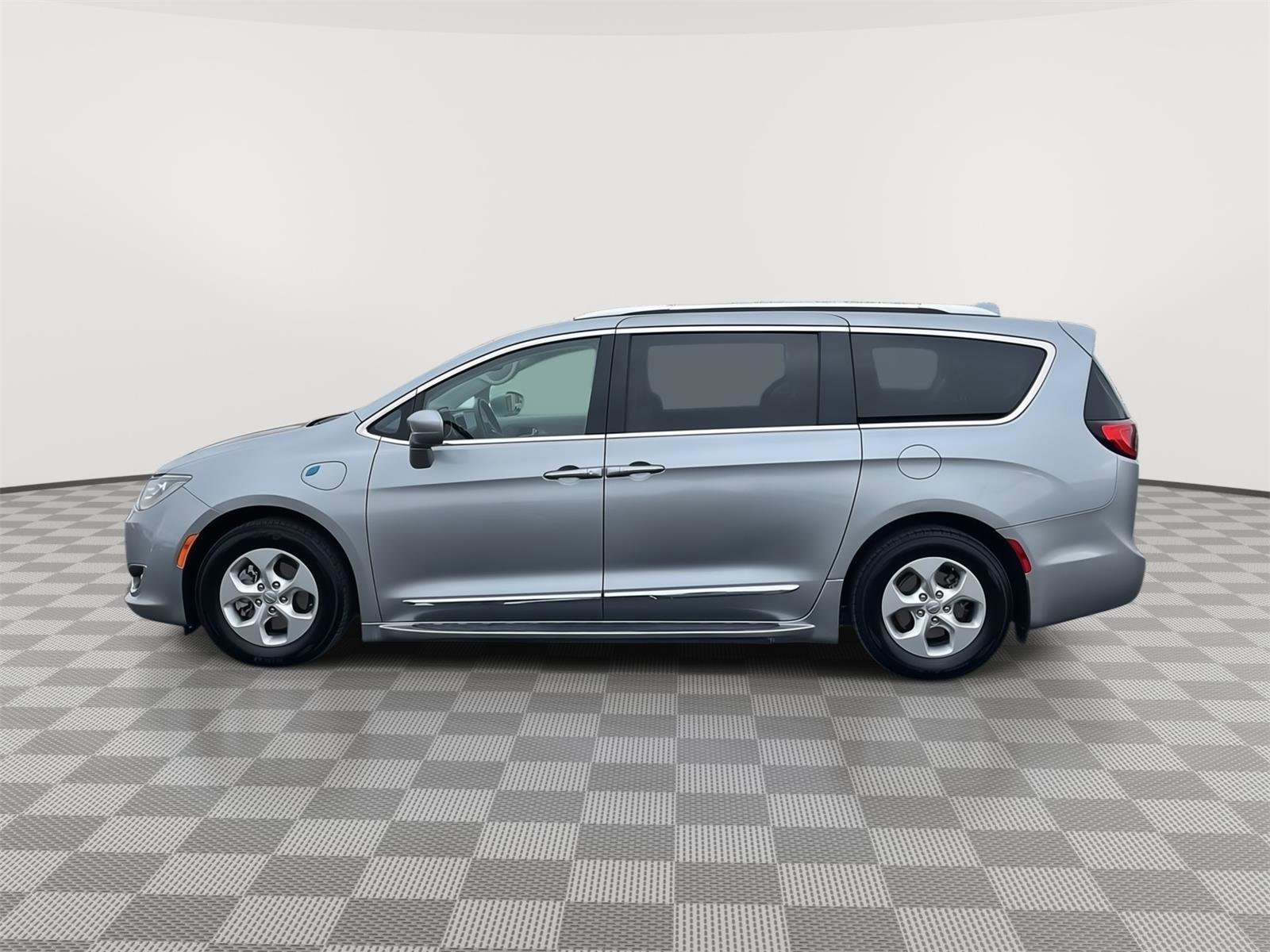Used 2018 Chrysler Pacifica Touring-L image 2