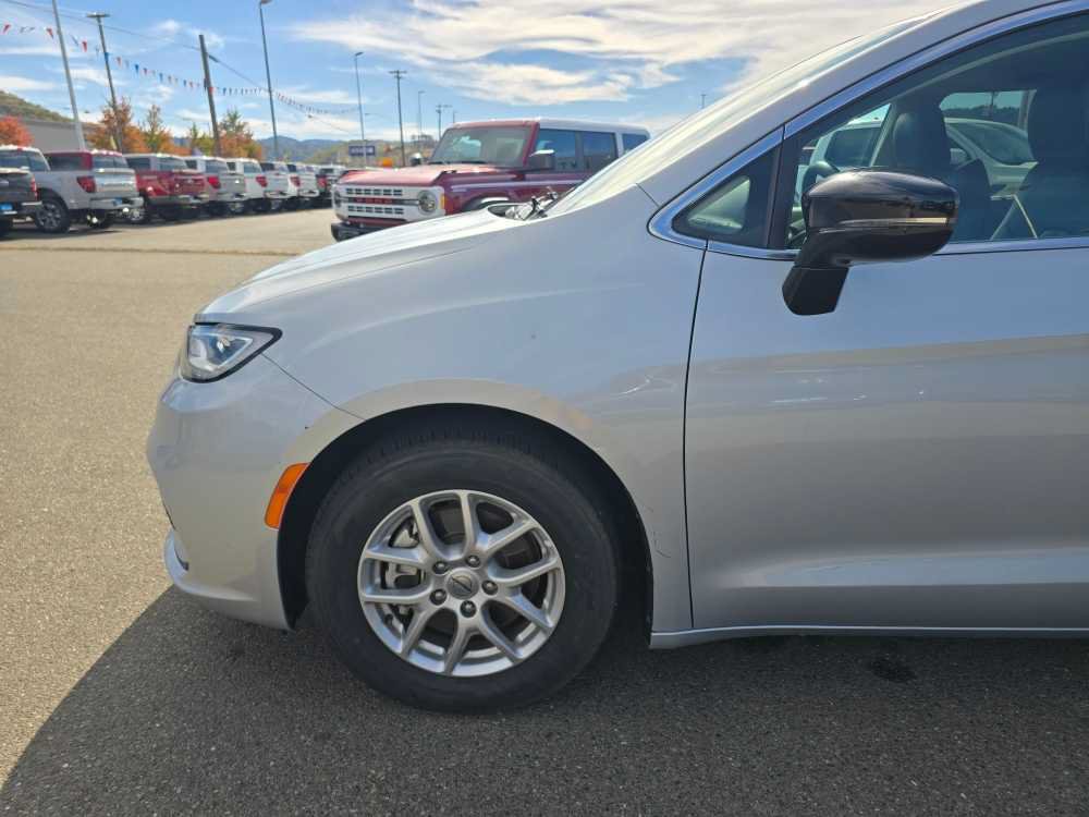 Used 2024 Chrysler Pacifica Touring-L FWD image 19