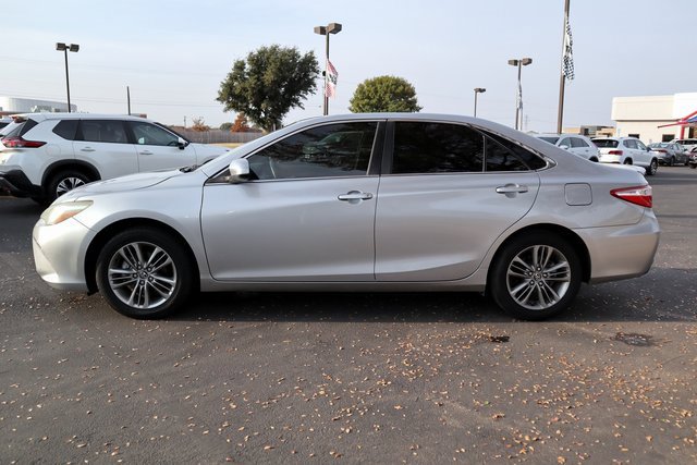 Used 2017 Toyota Camry SE image 2